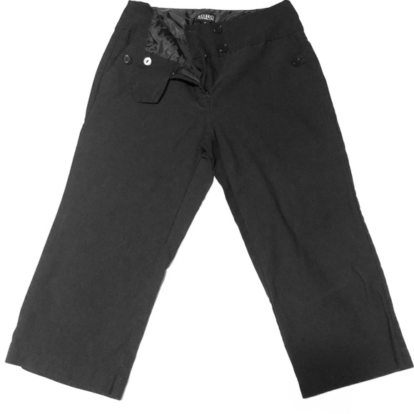 Soho Apparel Pants - Woman’s black Capri’s